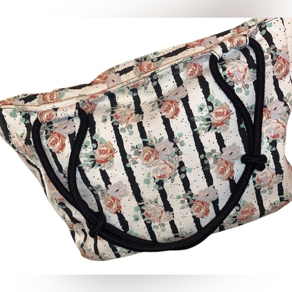 FARMHOUSE IS MY STYLE “Black, White and Blooms” Style Zippered Shoulder Tote - Picture 5 of 6